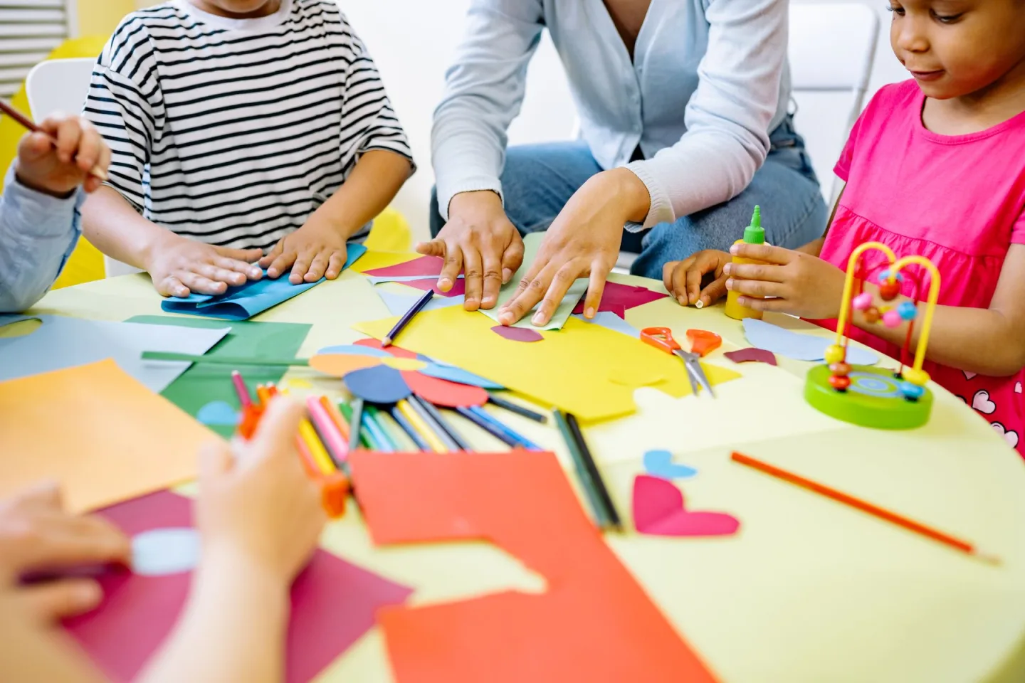 Enfant participant à un atelier créatif manuel