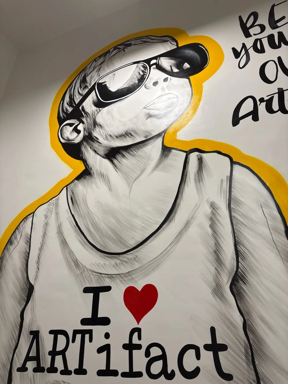 Détail de la fresque I love ARTifact dans la salle d’atelier