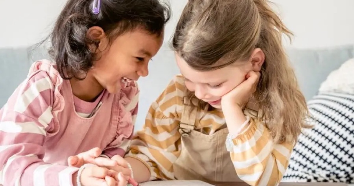 Enfants réunis dans un atelier ARTifact à Casablanca